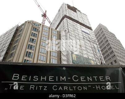 (Dpa) - Una vista della costruzione del sito di Beisheim-Center raffigurato a Potsdamer Platz a Berlino, Germania, 10 marzo 2003. Nel centro città di Berlino, Beisheim, fondatore della metropolitana gruppo commerciale, è la costruzione di un nuovo quartiere di case di lusso, edifici per uffici e hotel. Il topping-out cerimonia del Beisheim-Center avrà luogo il 11 marzo 2003. Foto Stock