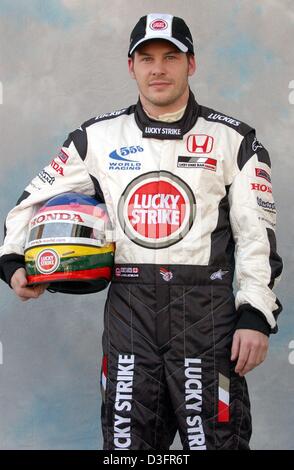 (Dpa) - Canadese pilota di Formula Uno Jacques Villeneuve DEL BAR-Honda del team, pone sulla pista di Melbourne, 6 marzo 2003. Foto Stock