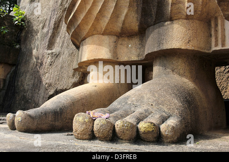 Il Buddha con i piedi sul Avukana Standing statua del Buddha Foto Stock