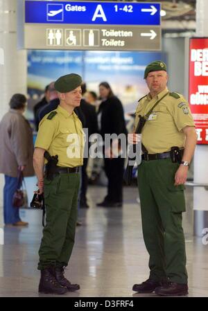 (Dpa) - armata ufficiali della Repubblica federale tedesca di guardia di frontiera pattuglia il terminal passeggeri dell'aeroporto internazionale di Francoforte sul Meno, il 20 marzo 2003. Misure di sicurezza in aeroporto è stato rafforzato a causa del temuto attacchi a causa della guerra in Iraq. Foto Stock