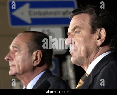 (Dpa) - Il Presidente francese Jacques Chirac (L) e il cancelliere tedesco Gerhard Schroeder (R) sono in piedi di fronte a un one-way-strada segno come essi affrontano i media a Berlino, 24 febbraio 2003. La Germania e la Francia soggiorno in rotta di collisione con gli Stati Uniti in Iraq in un high stakes stand-off che potrebbe indebolire le Nazioni Unite, la NATO, l'Unione europea e le relazioni transatlantiche. Foto Stock