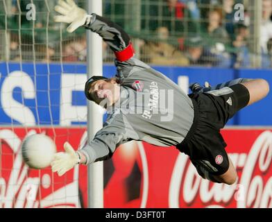 (Dpa) - Monaco di Baviera il portiere e capitano della squadra Oliver KAHN immersioni per la sfera durante la Bundesliga partita di calcio VfL Bochum contro il Bayern Monaco a Bochum, Germania, 15 marzo 2003. Monaco di Baviera vince 4-1 e difende il suo primo posto in tedesco premier league. Foto Stock