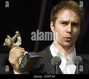 (Dpa) - attore statunitense Sam Rockwell pone con l'Orso d'argento egli riceve nella categoria migliore attore per il suo ruolo nel film "Le confessioni di una mente pericolosa" al 53° Festival Internazionale del Film Berlinale Berlino, 15 febbraio 2003. Il film è un adattamento del culto memoir di game show impressario Chuck Barris, in cui egli sostiene di essere stato un sicario della CIA. Foto Stock