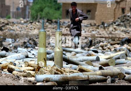 (Dpa) - Un ragazzo iracheno corre attraverso un campo coperto con munizioni nella città di Al Dejeel, circa 70 km a nord di Bagdad, 5 maggio 2003. Diverse centinaia di granate sono stati lasciati nelle strade quando le truppe USA avanzate e le forze irachene sono fuggiti. In seguito a un tentativo di omicidio su Saddam Hussein 21 anni fa, il dittatore iracheno aveva preso tutti gli abitanti di Al Dejeel in custodia. Il overth Foto Stock