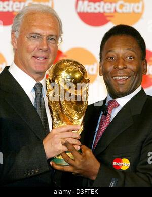 (Dpa) - Franz Beckenbauer (L), presidente del comitato organizzatore dei Mondiali di calcio in Germania nel 2006, e il Brasiliano leggenda del calcio Pele tenere la FIFA-World-Cup, Berlino, Germania, 12 marzo 2003. Durante un evento da MasterCard International, le carte sono firmate che ingrandire l'impegno dell'azienda a calcio. Dal 1994, MasterCard è stata sponsor ufficiale della th Foto Stock