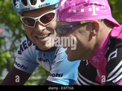 (Dpa) - Tedesco ciclisti Jan Ullrich del team costa (L) e Kai Hundertmarck del team Telekom hanno una chat durante la quarantaduesima gara ciclistica "rund um den Henninger Turm' (intorno alla torre Henninger) di Francoforte, 1 maggio 2003. Foto Stock