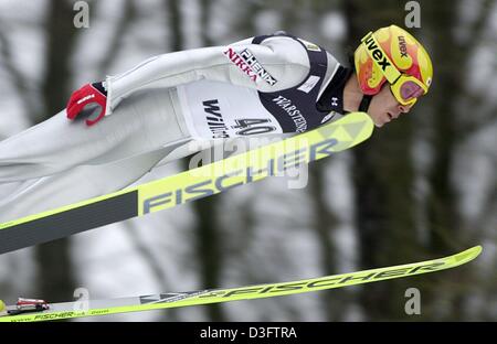 (Dpa) - sciatore giapponese Noriaki Kasai vola attraverso l'aria presso lo Ski Jumping World Cup a Willingen, Germania, il 9 febbraio 2003. Egli ha vinto l'evento con una distanza di 147 metri. Foto Stock