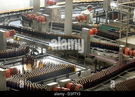 (Dpa) - Un dipendente sondaggi uno dei tre nuovi dipartimenti di riempimento del Radeberger esporta birra birreria in Radeberg, Germania orientale, 15 aprile 2003. La birreria tradizionale è stata fondata nel 1872, e di nuovo era appena stata fondata dopo la riunificazione tedesca nel 1990. Foto Stock