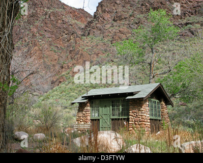 Phantom Ranch è un Lodge storico situato ai piedi del Grand Canyon lungo Bright Angel Creek. Accessibile solo tramite escursioni a piedi, mulattiere o rafting, offre alloggio ai visitatori che esplorano il corridoio del fiume Colorado. Foto Stock