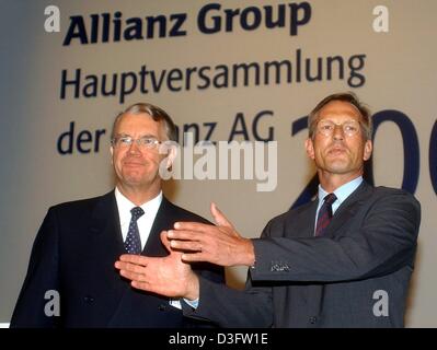 (Dpa) - Henning Schulte-Noelle (L), CEO di separazione dei servizi finanziari e assicurativi Allianz Group AG, sorge con Michael Diekmann, nuovo CEO e successore di Noelle, durante la riunione generale (Hauptversammlung) del gruppo Allianz a Monaco di Baviera, 28 aprile 2003. Nel dicembre 2002 Schulte-Noelle aveva annunciato al passo verso il basso. Durante l assemblea generale ha difeso la sua decisione di prendere ov Foto Stock