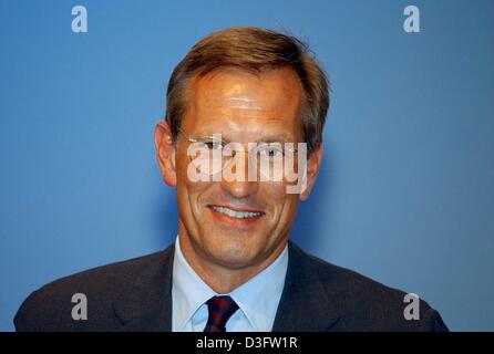 (Dpa) - Michael Diekmann, nuovo CEO di servizi finanziari e assicurativi Allianz Group AG, raffigurato durante la riunione generale del gruppo Allianz a Monaco di Baviera, 28 aprile 2003. Le svalutazioni del valore di Allianz il vasto portfolio azionari ha colpito il tedesco-gruppo assicurativo nel primo trimestre di quest'anno, e che gli azionisti avevano avvertito di aspettarsi un terzo trimestre rettilineo delle perdite. Foto Stock