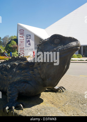 Vista la grande statua Tuatara nella parte anteriore del Southland Museum, Queens Park, Invercargill, Nuova Zelanda Foto Stock