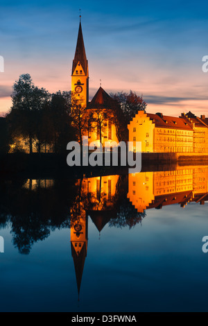 St. Mang Chiesa dopo il tramonto nel blu ora, Kempten, Allgau, Baviera, Germania Foto Stock