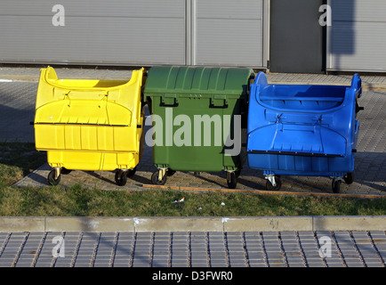 Tre grandi di plastica nel cestino gli scomparti di riciclaggio sulla strada Foto Stock