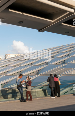 I giovani al di fuori Bibliotheca Alexandrina (Biblioteca di Alessandria), Egitto Foto Stock