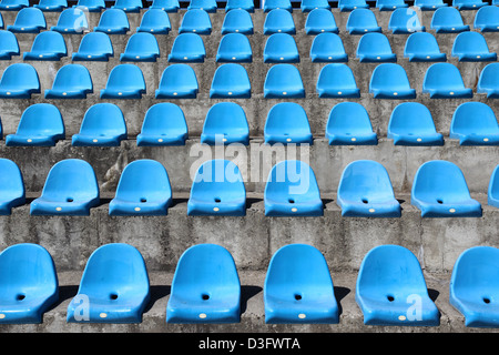 Vecchio blu in plastica posti sul football Stadium Foto Stock