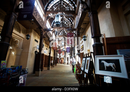 Un mercato interno noto come un souk di Dubai vicino al Burj Al Arab di Dubai, EAU. Foto Stock