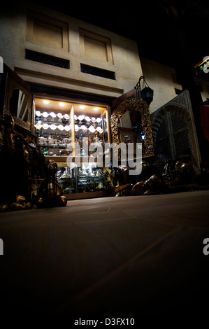 Un mercato interno noto come un souk di Dubai vicino al Burj Al Arab di Dubai, EAU. Foto Stock