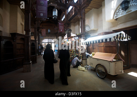 Un mercato interno noto come un souk di Dubai vicino al Burj Al Arab di Dubai, EAU. Foto Stock