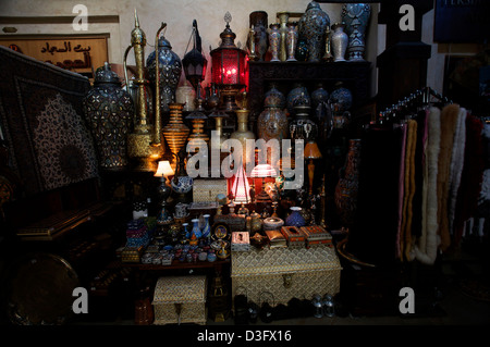 Un mercato interno noto come un souk di Dubai vicino al Burj Al Arab di Dubai, EAU. Foto Stock