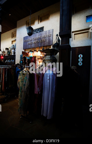 Un mercato interno noto come un souk di Dubai vicino al Burj Al Arab di Dubai, EAU. Foto Stock