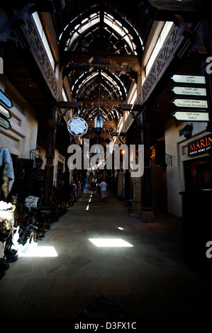 Un mercato interno noto come un souk di Dubai vicino al Burj Al Arab di Dubai, EAU. Foto Stock