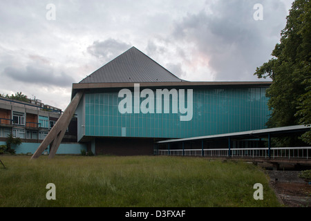 Commonwealth Institute, Londra, Regno Unito. Architetto: RMJM Ltd di Londra, 1962. Esterno da ingresso anteriore. Foto Stock