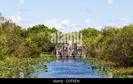 I turisti su un Airboat, Everglades, Florida, Stati Uniti d'America Foto Stock