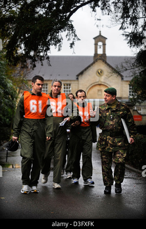 I candidati più anziani sperimentando le attività richieste di potenziali reclute presso l'esercito ufficiale Scheda di selezione al Westbury, Wiltshir Foto Stock