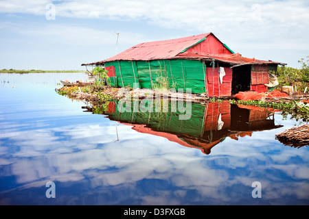 Tipiche case nel villaggio galleggiante di Siem Reap, Cambogia Foto Stock