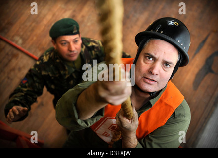 I candidati più anziani sperimentando le attività richieste di potenziali reclute presso l'esercito ufficiale Scheda di selezione al Westbury, Wiltshir Foto Stock