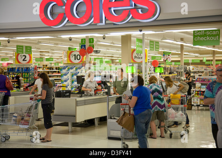 Gli acquirenti di un supermercato Australian Coles a Sydney al momento del check-out e del check-out self-scan a Sydney Foto Stock