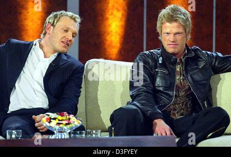 (Dpa) - Il calcio professionale portiere Oliver KAHN (R) di FC Bayern Monaco si siede accanto a sci austriaca ace Hermann Maier durante il tedesco show televisivo "Wetten Dass, ...?" ("scommettere che ...?") di Berlino, Germania, 22 febbraio 2003. Foto Stock