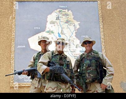 (Dpa) - sulla loro giornata, soldati ci pongono di fronte a una mappa dell'Iraq con i paesi confinanti, in Babilonia, Iraq, 27 aprile 2003. I missili ci aveva risparmiato le antiche rovine di Babilonia a sud di Baghdad. Non una sola bomba ha colpito i resti degli edifici di Re Hammurabi o re Nebukadnetsar II durante la guerra, ma archeologi hanno ancora paura che i siti storici della f Foto Stock