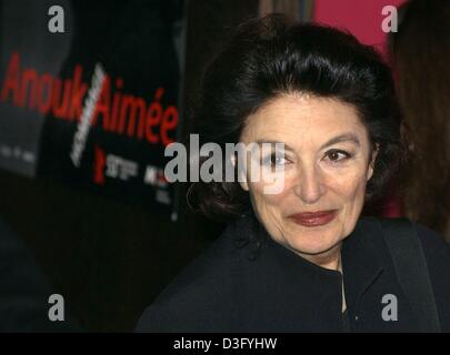 (Dpa) - L'attrice francese Anouk Aimee Sorrisi durante una conferenza stampa presso la 53rd International Film Festival Berlinale Berlino, 13 febbraio 2003. Il suo film "Lola' dal 1969 è proiettato in questo anno il Festival di Berlino. Il 70-anno-vecchio attrice riceverà il Golden Bear award per la sua carriera più tardi il giovedì. Anouk Aimee è noto come una 'melancholic diva' e come una stella di Foto Stock