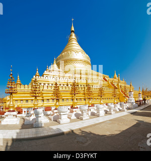 Xi secolo Shwezigon Pagoda di Bagan in Myanmar (ex Birmania). Questa è una maglia di diverse immagini. Foto Stock