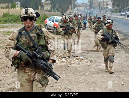 (Dpa) - i soldati USA patrol su una strada nel nord del villaggio iracheno di Mosul, 25 aprile 2003. Foto Stock