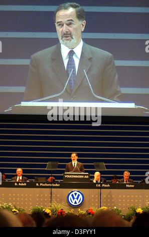 (Dpa) - Bernd Pischetsrieder, CEO della tedesca Volkswagen (VW) i fabbricanti di automobili, è visto su uno schermo grande come egli parla durante la VW assemblea generale ad Amburgo, Germania, 24 aprile 2003. Il tedesco gigante del settore automobilistico è spento per un avvio lento nel 2003 e di supporti antisismici per risultati operativi che cadrà a breve dello scorso anno di 4,8 miliardi di euro, gli azionisti hanno detto il 24 aprile. A generi Foto Stock