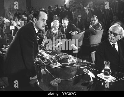 (Dpa) file - Autore tedesco Rolf Hochhuth è rispondendo alle domande dei giornalisti nel corso di una conferenza stampa tenutasi a Berlino il 9 ottobre 1967. Il suo secondo gioco 'Soldiers' ('Soldaten', 1967) ha avuto la sua premiere mondiale a Berlino che giorno. Esso implica Winston Churchill in il bombardamento di obiettivi civili e la morte del generale polacco Sikorski nella II Guerra Mondiale. Il dramma è stato inizialmente escluso in Inghilterra. Foto Stock