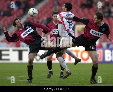 (Dpa) - Da R: berlinese di Josip SIMUNIC (Croazia), Pal Dardai (retro, Ungheria) e Bart GOOR (Belgio) il blocco di Stoccarda riscontro del Kevin Kuranyi (C) durante la Bundesliga partita di calcio VfB Stuttgart contro Herth BSC Berlin a Stoccarda, Germania, 1 febbraio 2003. Stoccarda vince in questa XIX gioco rotondo 3-1 (1-0) e si classifica 4° in tedesco la Premier League. Foto Stock