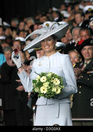 (Dpa) - l'olandese Crown Princess Maxima (C) sorrisi dopo che lei lo ha battezzato una nave della marina reale sul nome "Evertesen', Vlisslingen, Paesi Bassi, 19 April 2003. Foto Stock