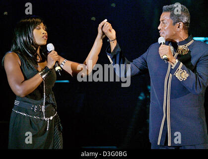 (Dpa) - Jermaine Jackson e Tina Turner double Coco Fletcher eseguire sul palco a Berlino, giovedì, 22 luglio 2005. Il fratello di noi la pop star Michael Jackson è attualmente a Berlino per celebrare il loro padre's 76th compleanno il 22 luglio 2005. Il partito è anche inteso come un ringraziamento a tutti i tifosi tedeschi per il loro leale sostegno nonostante la recente abuso di prova. Foto: Jens Kalaene Foto Stock