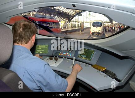 (Dpa) - Una vista dal ghiaccio 3 pozzetto sopra la spalla del conducente che arrivano alla stazione ferroviaria principale di Colonia, Germania, 25 febbraio 2003. Di fronte attende un vagone ferroviario dello stesso tipo di treno. Foto Stock