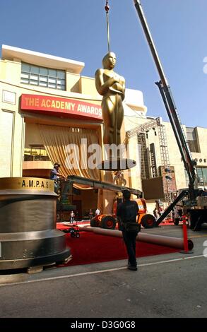 (Dpa file) - una gigantesca scultura di Oscar è impostato nella parte anteriore del Kodak Theatre di Hollywood, 23 marzo 2003 (documento dell'Accademia). Questi sono gli ultimi preparativi per il settantacinquesimo Oscar Academy Award, che ha avuto luogo il 23 marzo 2003. Foto Stock