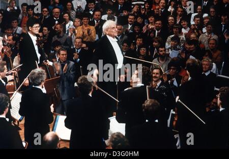 (Dpa file) - Noi conduttore, compositore e scrittore Leonard Bernstein è applaused dopo la conduzione di un ensemble internazionale durante la Ost-West-Konzert (est-ovest-concerto) poco dopo la caduta del muro di Berlino in Berlino, 25 dicembre 1989. Nato il 25 agosto 1918 a Lawrence, Massachussetts/USA, Bernstein risolto su una carriera musicale solo dopo la laurea specialistica presso la Harvard University. Dopo Foto Stock