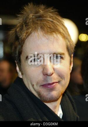 (Dpa) - attore statunitense Sam Rockwell arriva per la cerimonia di consegna del premio al 53° Festival Internazionale del Film Berlinale Berlino, 15 febbraio 2003. Sam Rockwell riceve l'Orso d'Argento nella categoria migliore attore per il suo ruolo nel film "Le confessioni di una mente pericolosa". Il film è un adattamento del culto memoir di game show impressario Chuck Barris, in cui egli pretende di avere avuto un Foto Stock