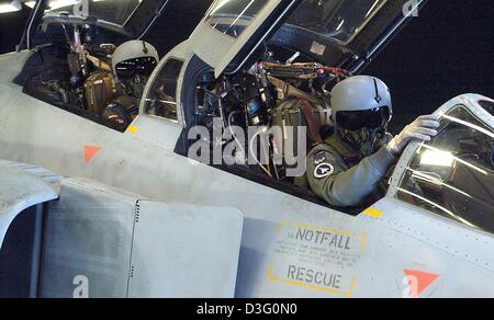 (Dpa) - un pilota (anteriore, R) e armi officer sedersi nella cabina di pilotaggio di un Mc Donnell Douglas Phantom F-4F Phantom II e attendere per il loro gioco per prendere il via presso la base aerea del Fighter Squadron 74 'Moelders' in Neuburg, Germania, il 5 febbraio 2003. Il Fighter Squadron è stato assegnato il nome Moelders del 22 novembre 1973 che è stato il trentaduesimo anniversario della morte del colonnello Werner Moe Foto Stock