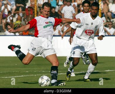 (Dpa) - tedesco di formula one champion Michael Schumacher è solo di calciare il pallone durante una carità gioco del calcio nel Santos, Brasile, 2 aprile 2003. Il cordiale incontro con altri professionisti giocatori di calcio del FC Santos, il brasiliano soccer champion, si è conclusa in un 3-3 cravatta. Schumacher prenderà parte al Gran Premio del Brasile in gara di Formula Uno che si svolge in quattro giorni di tempo. Foto Stock