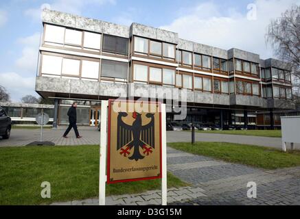 (Dpa) - Una vista dell'edificio della Corte costituzionale federale tedesca (Bundesverfassungsgericht, LPP) di Karlsruhe in Germania, 12 febbraio 2003. Fondata nel 1951, è la più alta corte in Germania, che assicura che leggi costituzionali in Germania sono osservate. Le sue decisioni sono definitive e non possono essere oggetto di ricorso. Come indipendente e unpolitical corpo, la decisione della corte sono anche ma Foto Stock