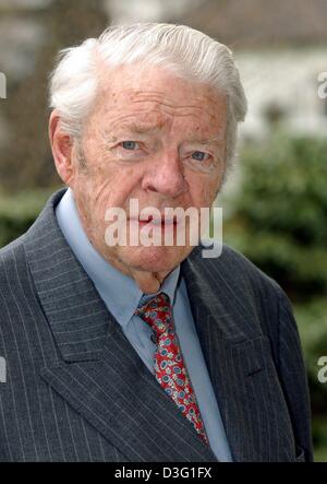 (Dpa) - Un ritratto di Otto Wolff von Amerongen, imprenditore, ex Presidente tedesco del commercio e dell'industria convenzione, al di fuori della sua casa a Colonia, Germania, 25 marzo 2003. Amerongen nacque a Colonia il 6 agosto 1918 come figlio di industriale, con lo stesso nome, Otto Wolff von Amerongen. Amerongen ha ripreso il suo padre è un'azienda nel 1940. Durante la sua carriera Ameron Foto Stock